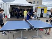 Tischtennisplatte vor einem Infostand