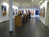 Dauerausstelung mit Besucherinnen und Besuchern