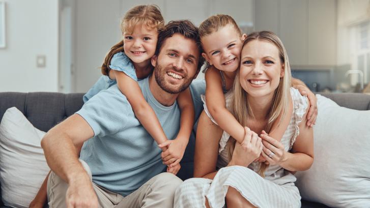 Eltern und zwei Kinder auf dem Sofa