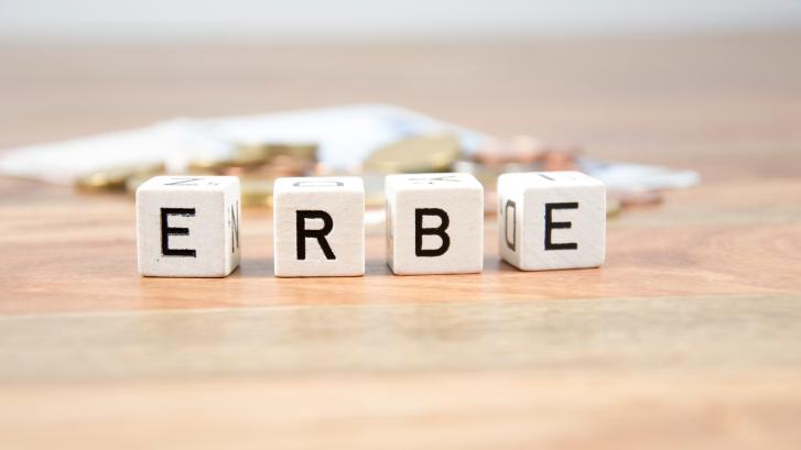 Würfel mit Schriftzug Erbe