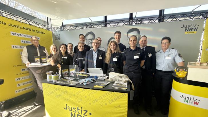 Justizminister Limbach besucht den Messestadt von Justizbeschäftigten auf dem Karrieretag Köln