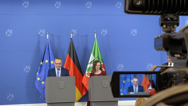 Minister der Justiz Dr. Benjamin Limbach und Dr. Nahlah Saimeh (Sachverständige für Forensische Psychiatrie)