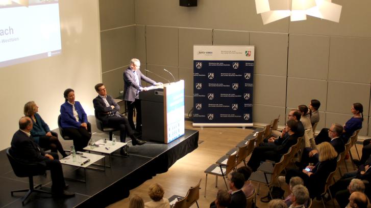Podiumsdiskussion zum Thema Menschenrechte