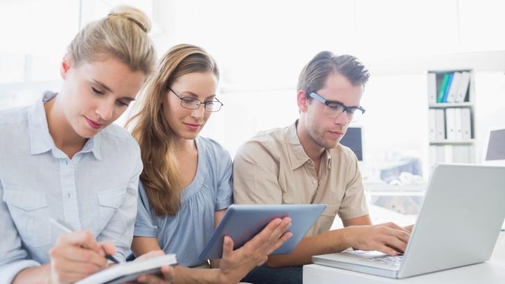 Menschen mit Notebook und Tablet