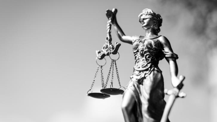 Justitia mit Augenbinde, Richtschwert und Waage