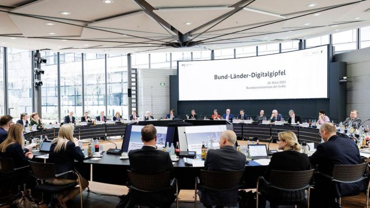 Minister der Justiz Dr. Limbach zum Digitalgipfel in Berlin