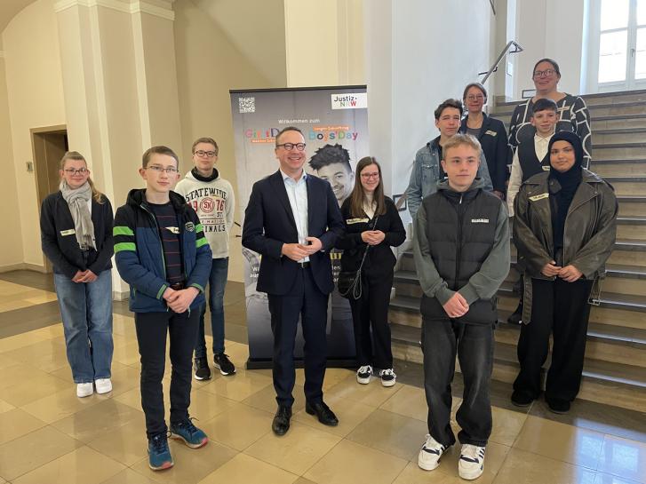 Ab in die Justiz: Schülerinnen und Schüler besuchen Minister Limbach