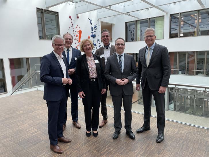 Minister der Justiz Limbach stellt Initiative zum Recht des Unternehmenskaufs bei den Kammern für Handelssachen in Düsseldorf vor