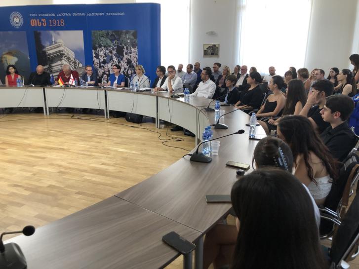 Dr. Benjamin Limbach spricht vor Studenten