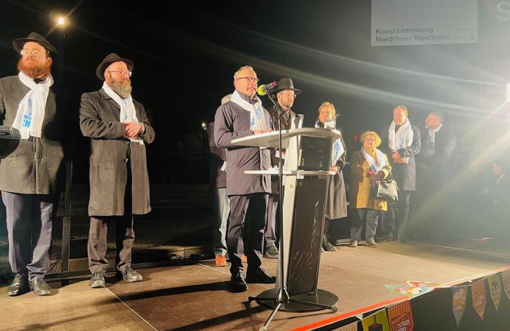 Ministerin Neubaur und Minister Limbach entzünden gemeinsam 4. Kerze am Chanukka-Leuchter