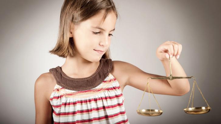 Kind und Justiz-Waage