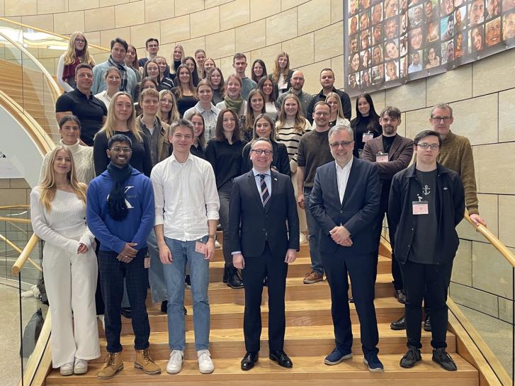 Demokratie erleben - Minister der Justiz Limbach diskutiert mit Studierenden der Fachhochschule für Rechtspflege im Landtag