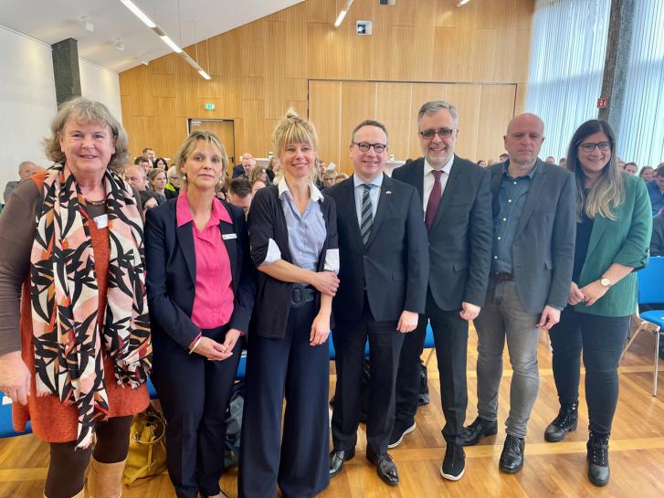 Minister der Justiz Dr. Benjamin Limbach und Dr. Alexander Meyer (Direktor der Fachhochschule) mit Referentinnen/Referenten