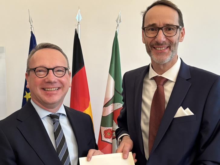 Urkundenübergabe